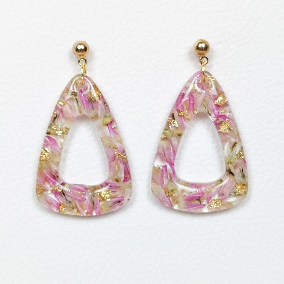 flower preservation earring in resin