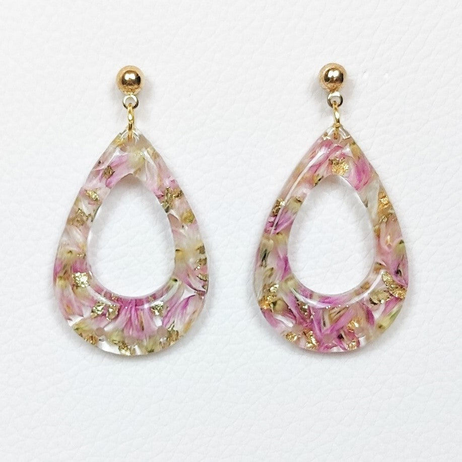Beautiful flower preservation earring in resin
