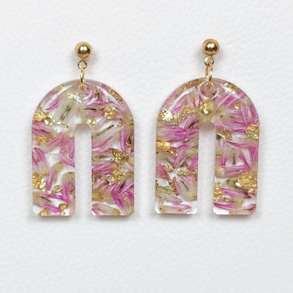 Downwards U shape flower preservation earring in resin