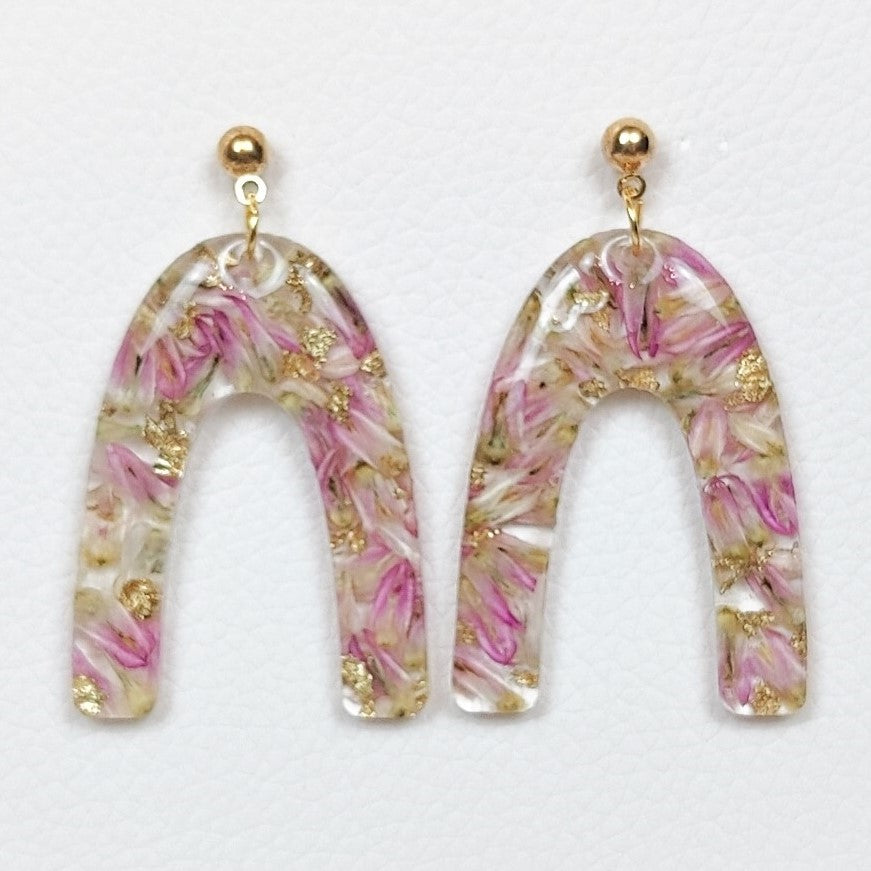 flower preservation earring in resin
