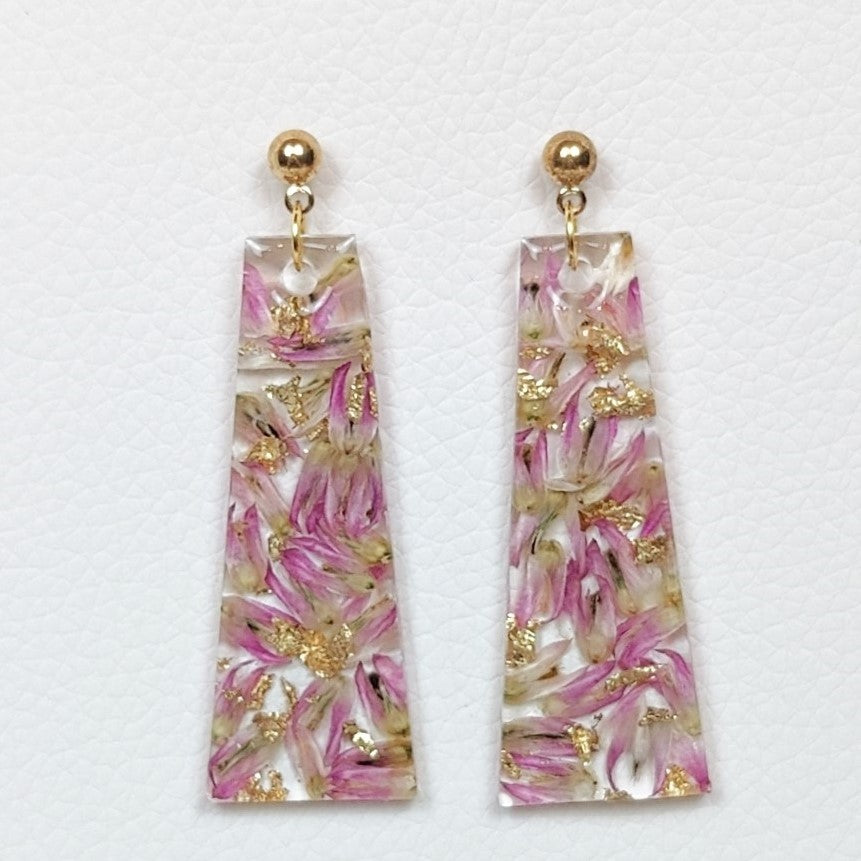 Beautiful flower preservation earring in resin