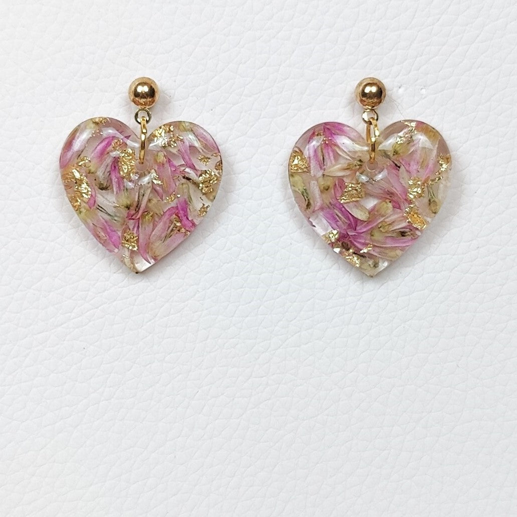 Heart shape flower preservation earring in resin