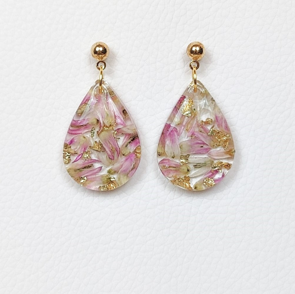 Drop shape flower preservation earring in resin