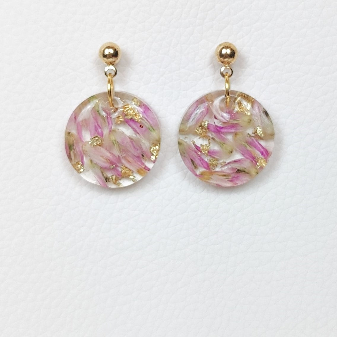 Circle shape flower preservation earring in resin