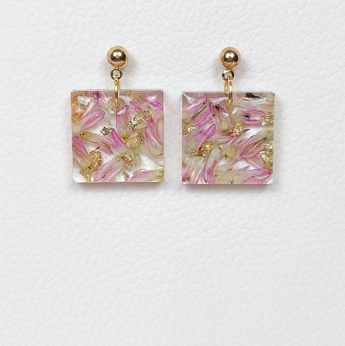 Square shape flower preservation earring in resin