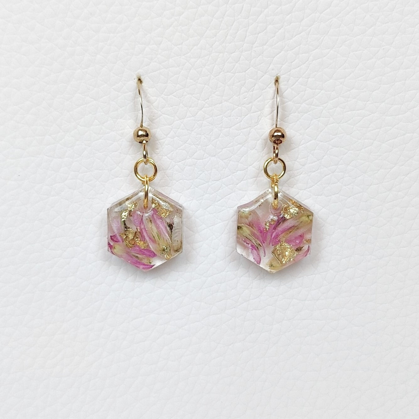 Small hexagon shape flower preservation earring in resin