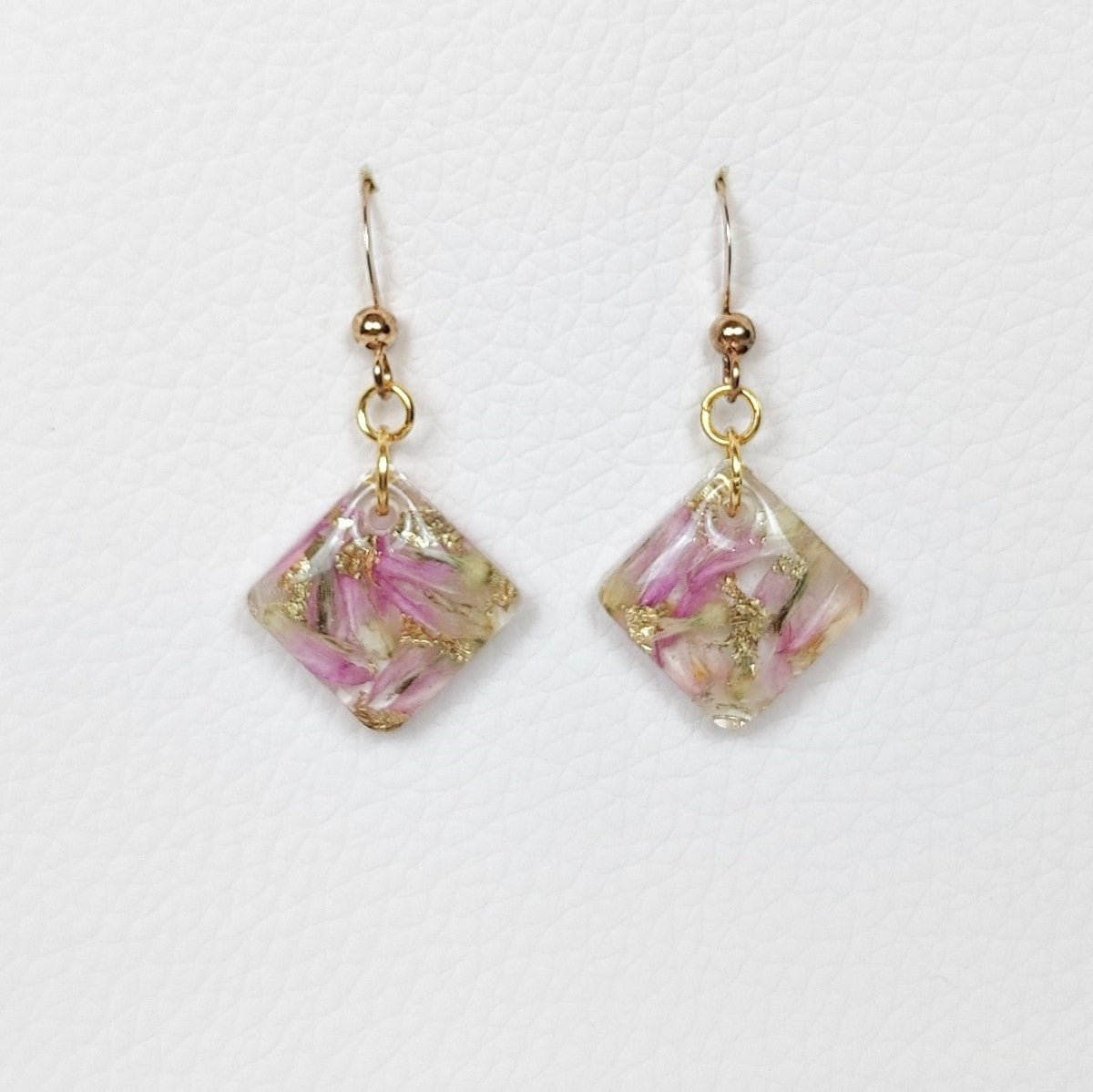 Small diamond shape flower preservation earring in resin