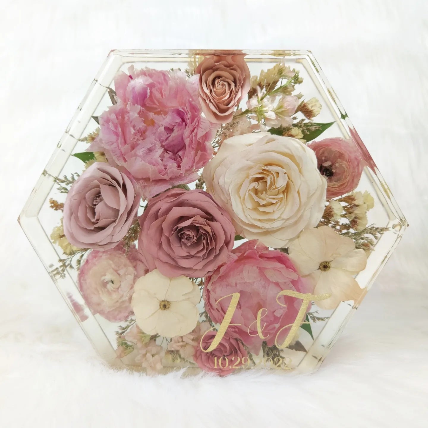 Preserve your flowers forever in their original shape with a 3D resin block