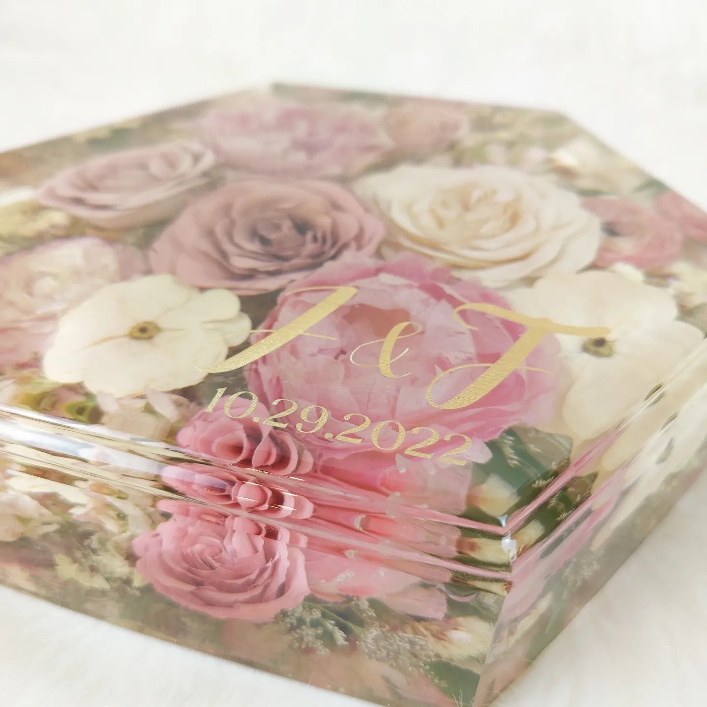 Preserve your flowers forever in their original shape with a 3D resin block
