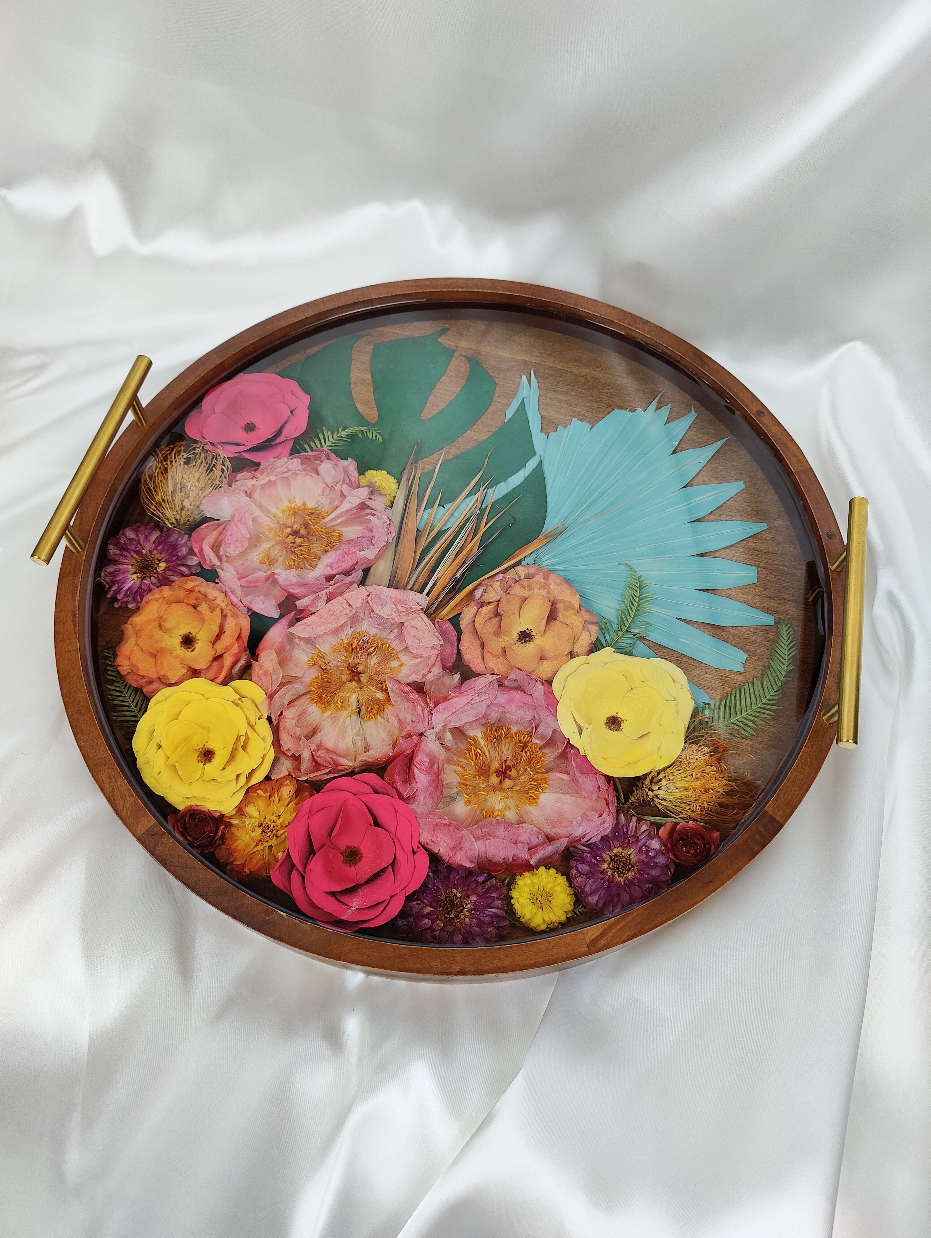 Floral Tray in resin and wood as a bridal bouquet preservation item