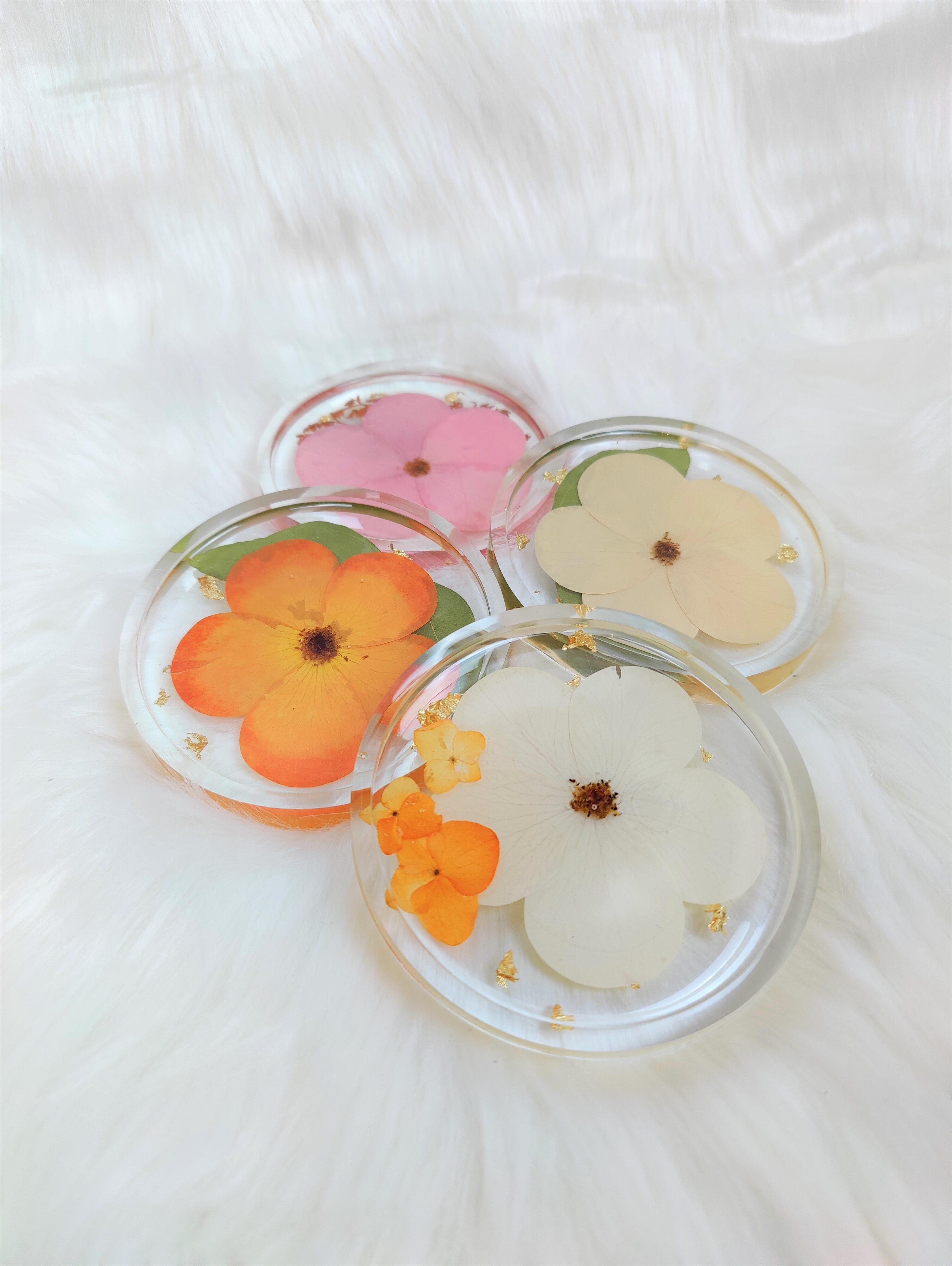 Floral coasters in resin as a bouquet preservation item 