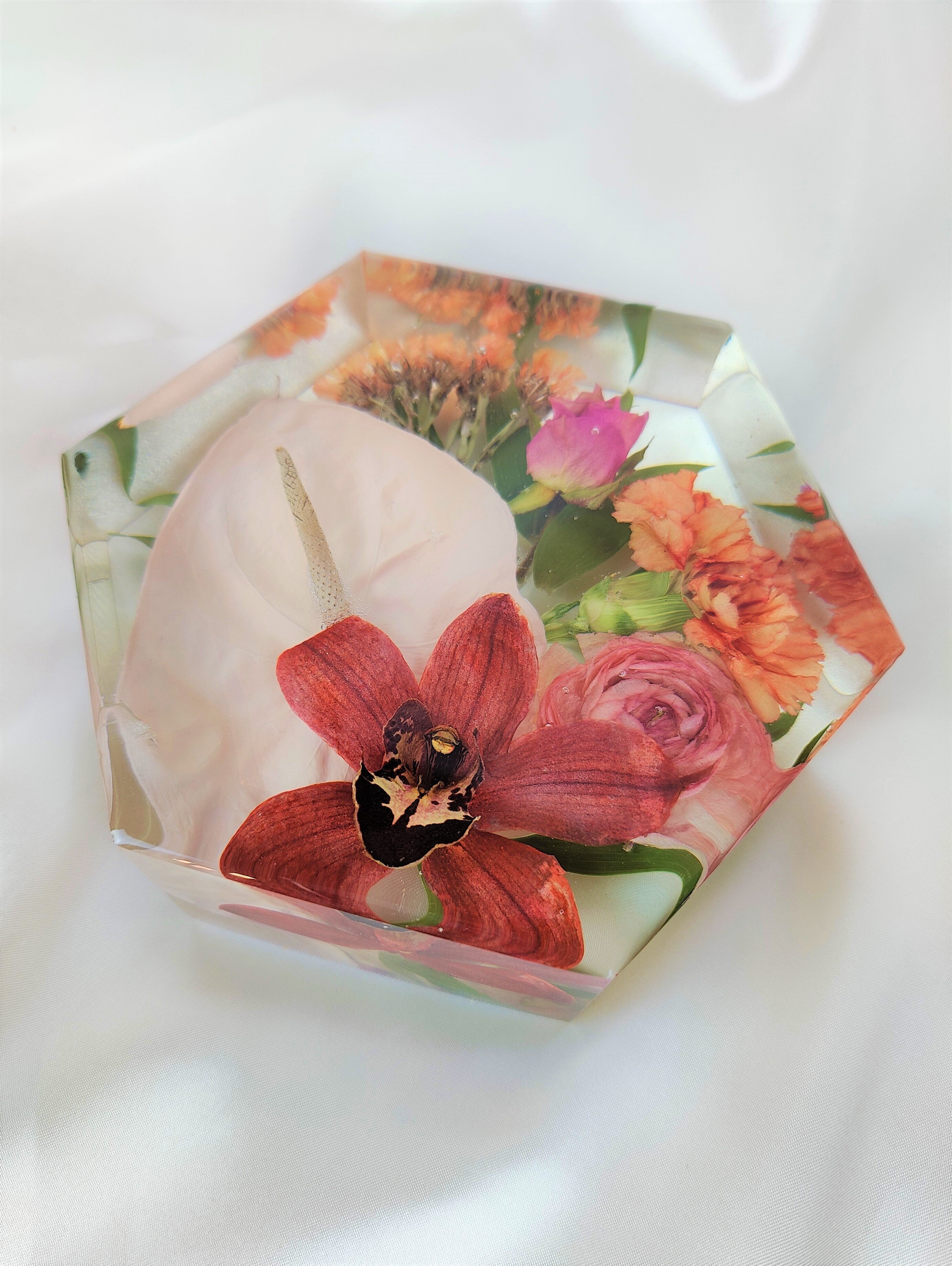 Preserve your flowers forever in their original shape with a 3D resin block