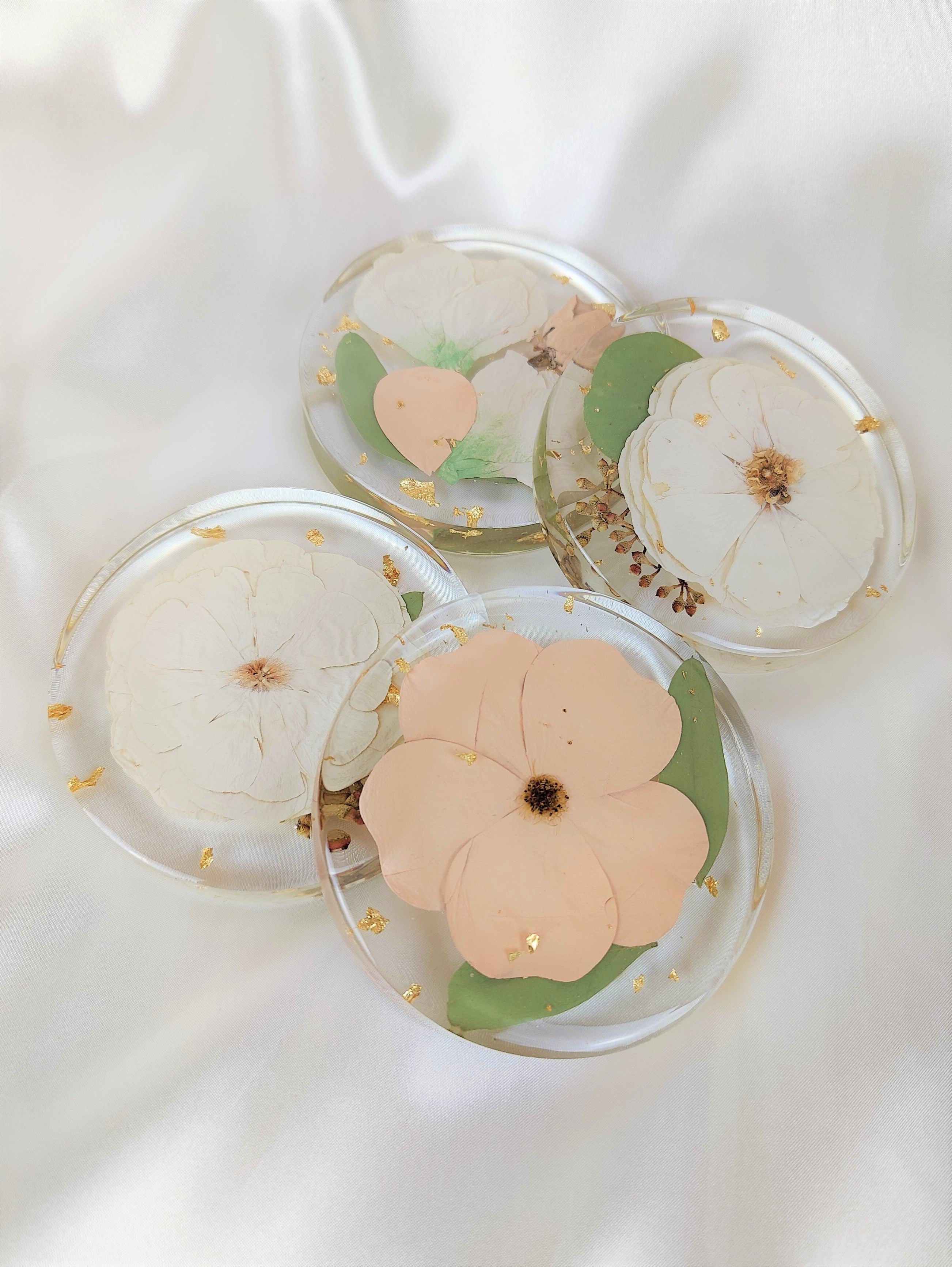 Floral coasters in resin as a bouquet preservation item 