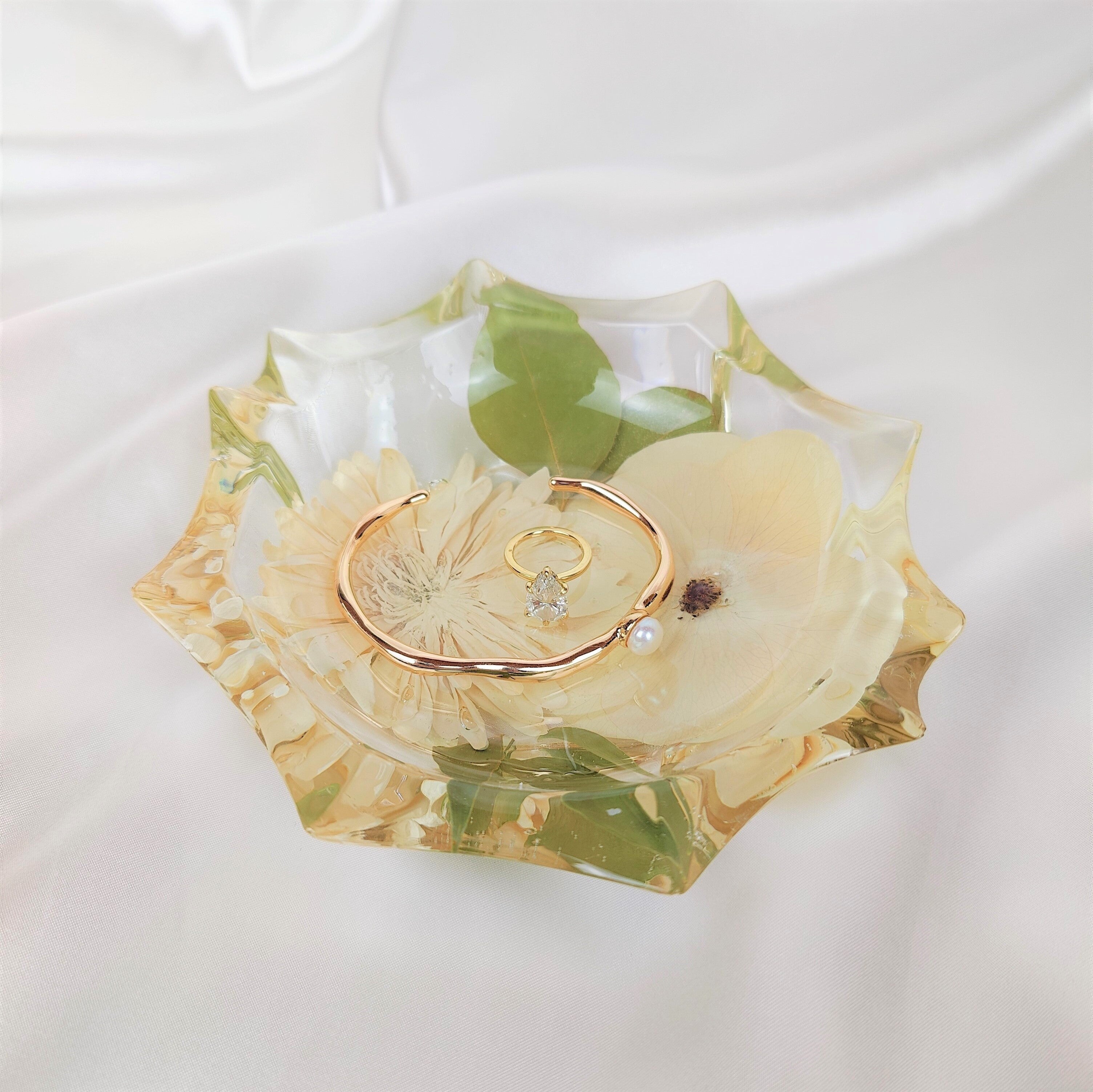 Personalized floral trinket bowl in resin - a flower preservation art