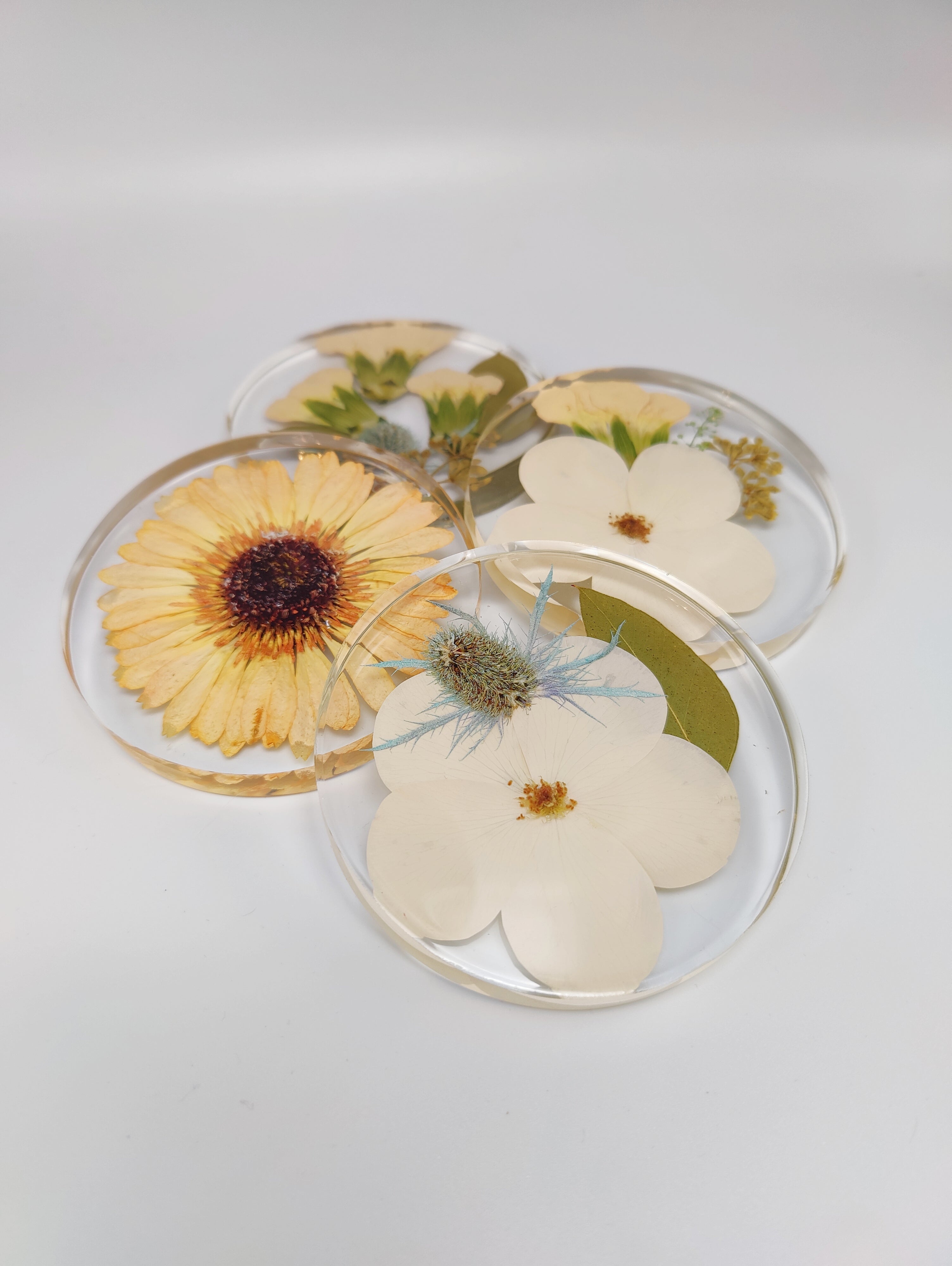 Floral coasters in resin as a bouquet preservation item 