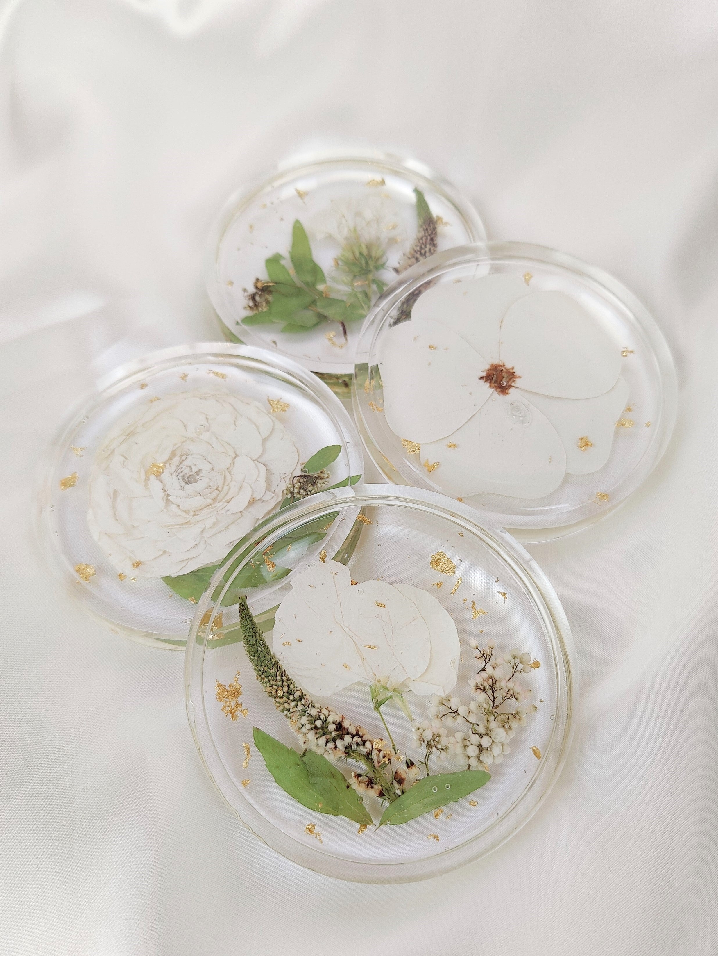 Floral coasters in resin as a bouquet preservation item 