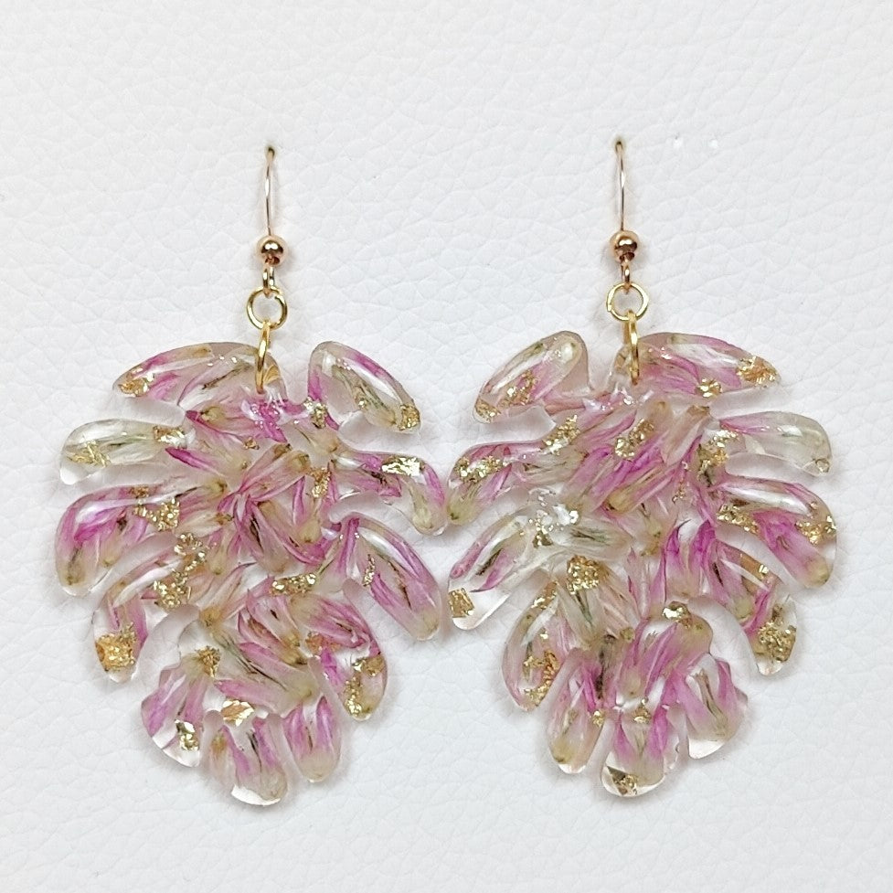 Flower preservation earring in resin