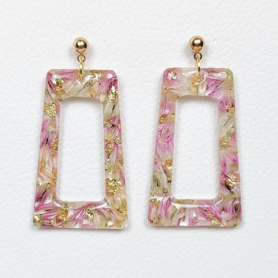 Flower preservation earring in resin