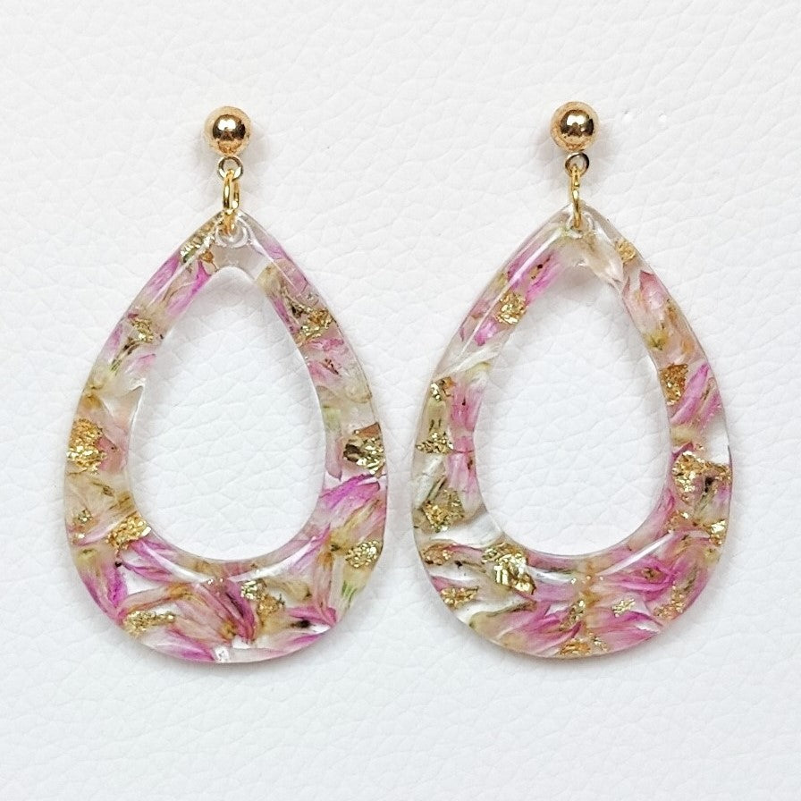 flower preservation earring in resin