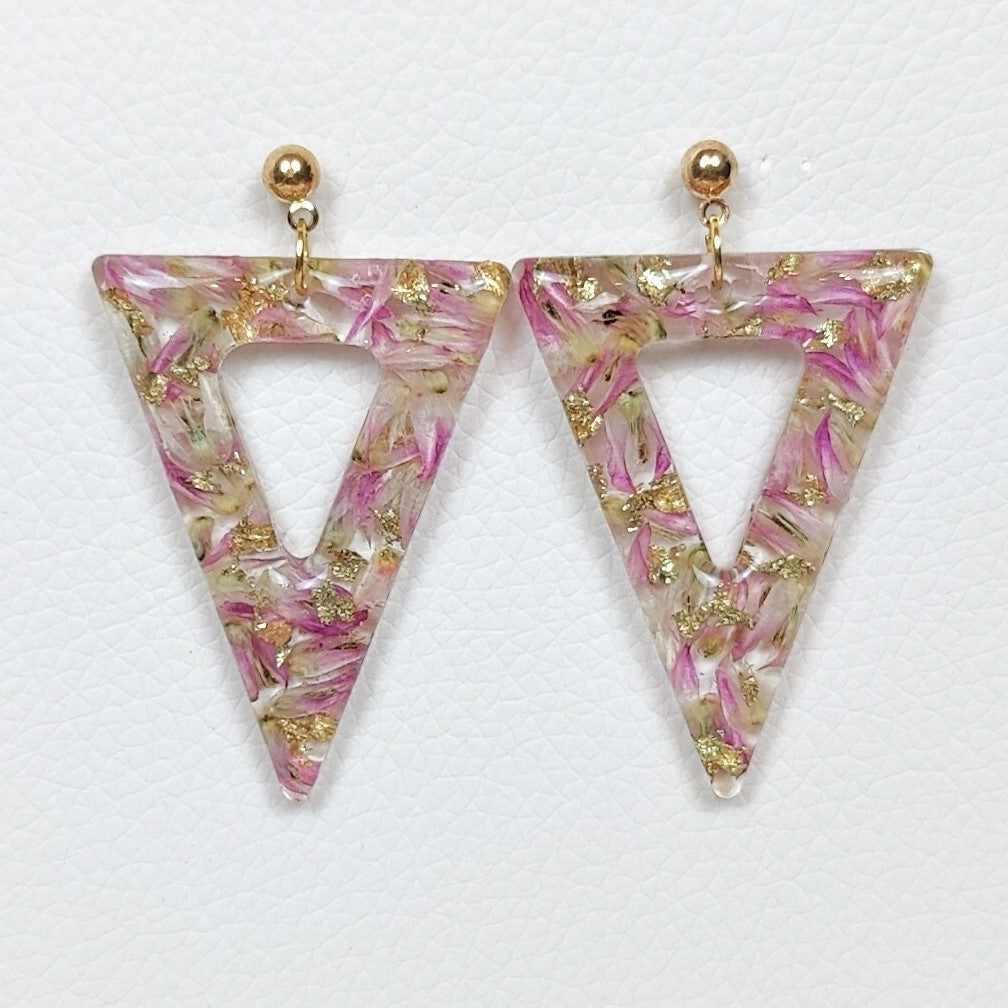 Triangle shape flower preservation earring in resin