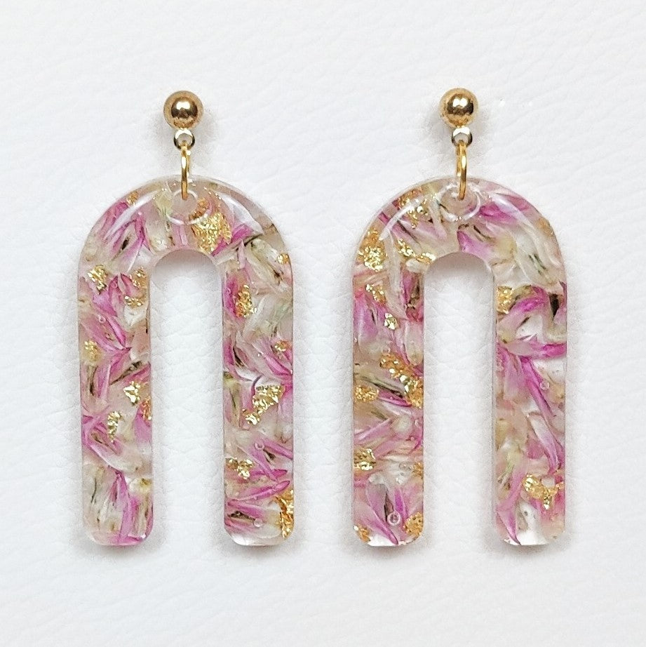 Downwards u shape flower preservation earring in resin