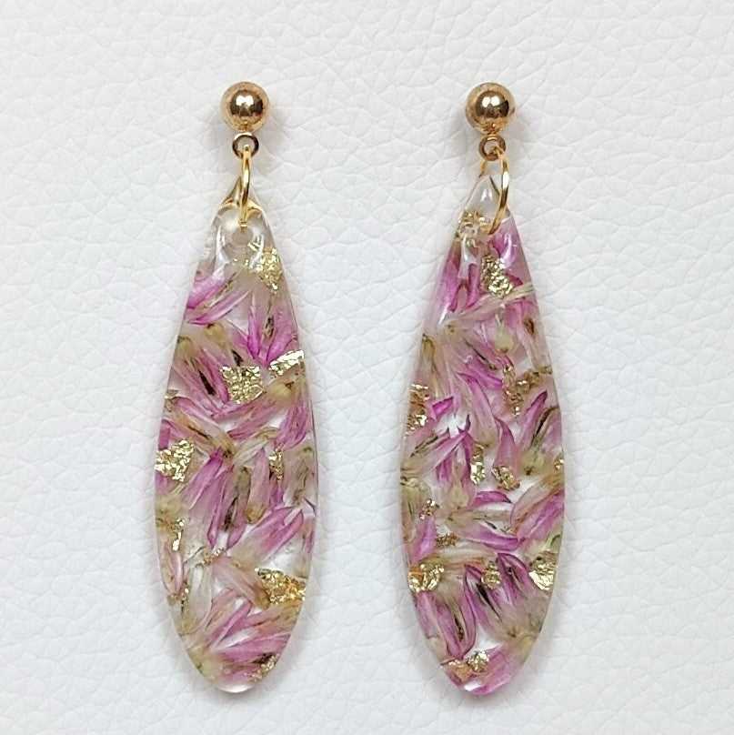 Elongated pendant shape flower preservation earring in resin