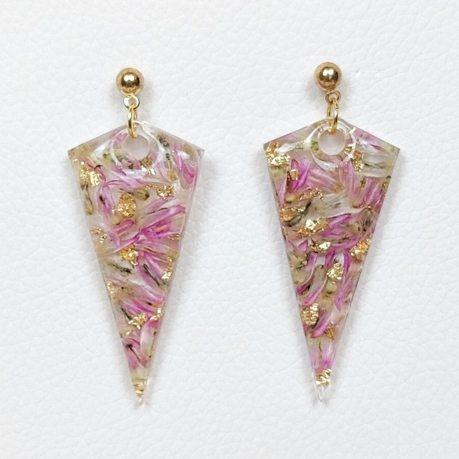 flower preservation earring in resin