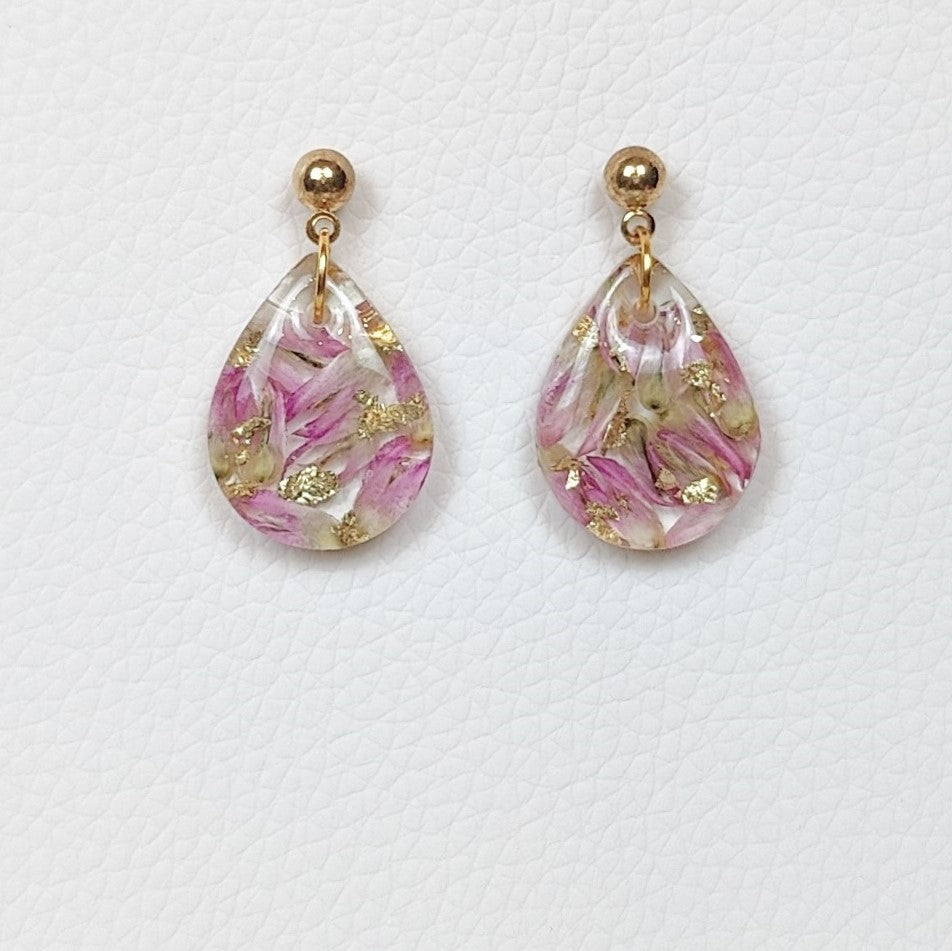 Drop shape flower preservation earring in resin