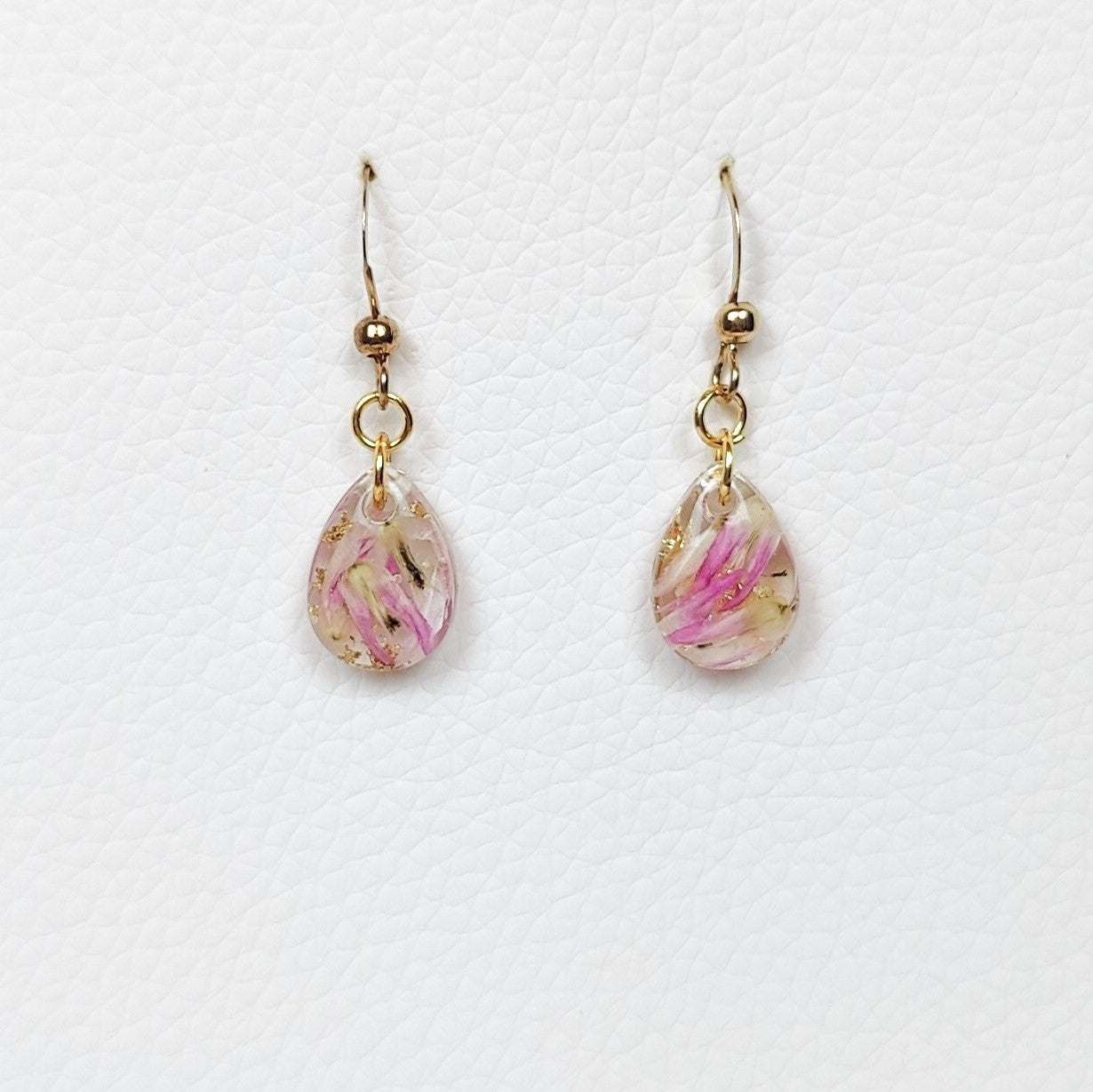 Small drop shape flower preservation earring in resin