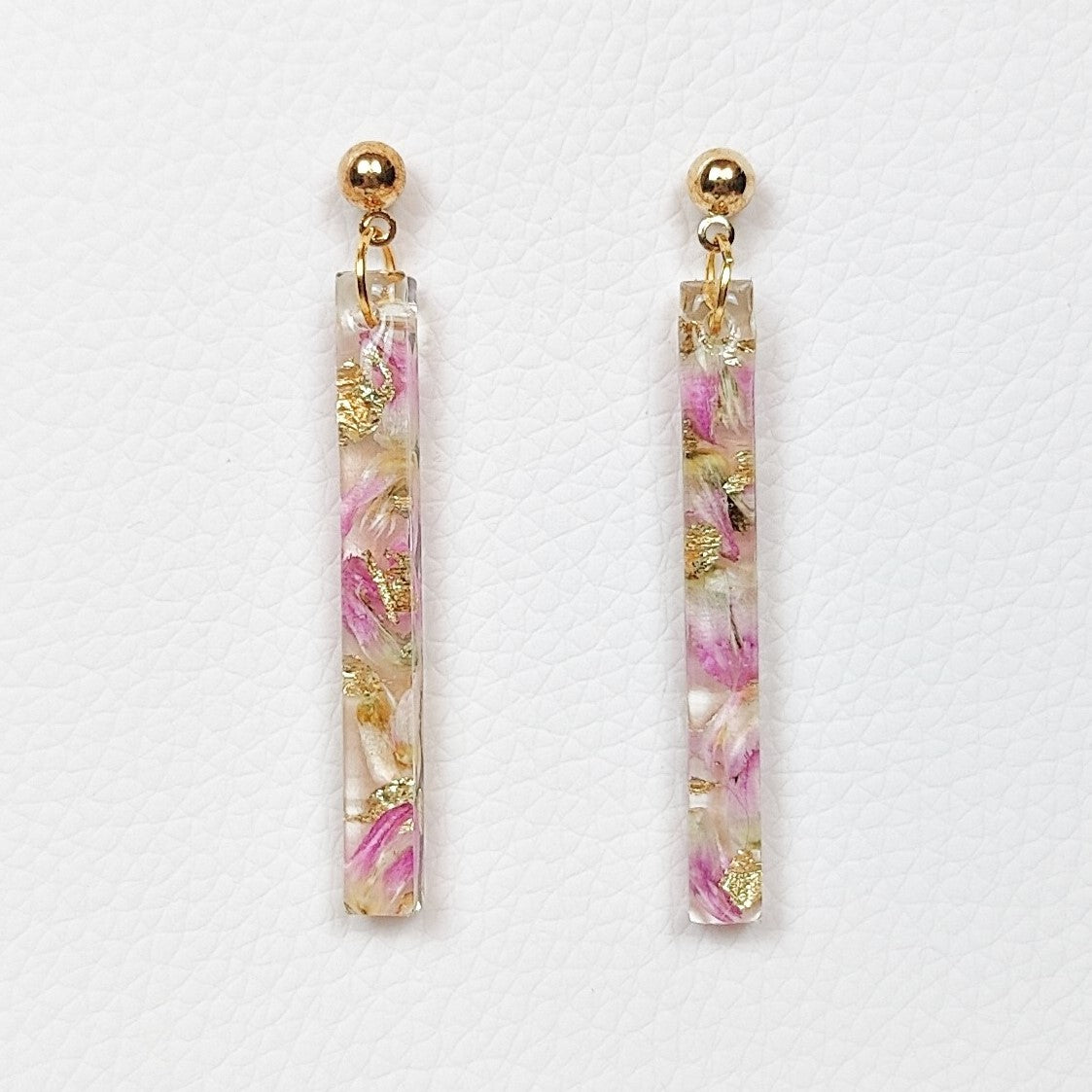 Narrow and elongated rectangle shape flower preservation earring in resin