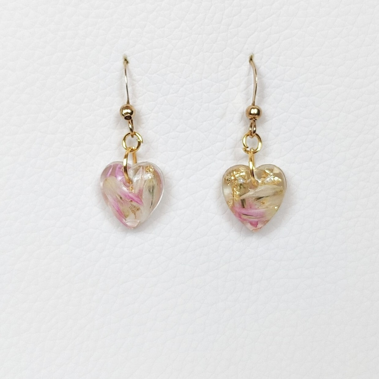 Small heart shape flower preservation earring in resin