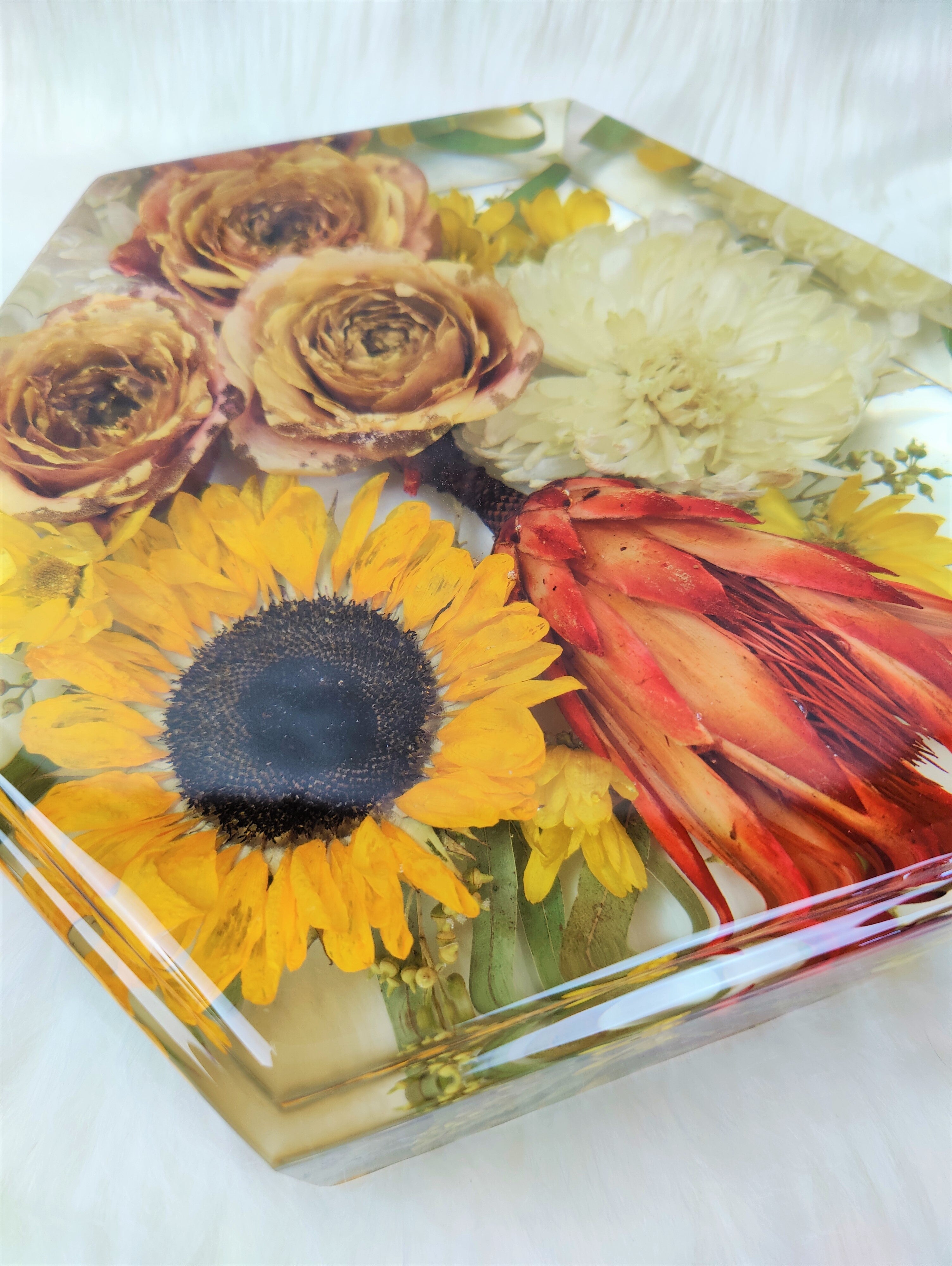 Preserve your flowers forever in their original shape with a 3D resin block